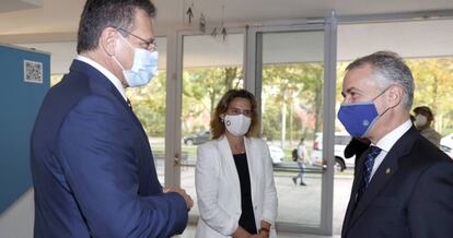 La vicepresidenta de Transición Ecológica, Teresa Ribera, junto al lehendakari Iñigo Urkullu, (derecha) y el relaciones institucionales y prospectiva de la Comisión Europea, Maros Sefcobic, ayer en Bilbao