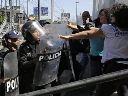 Antidisturbios de la Policía nicaragüense dispersan a los informadores, este sábado en Managua. 