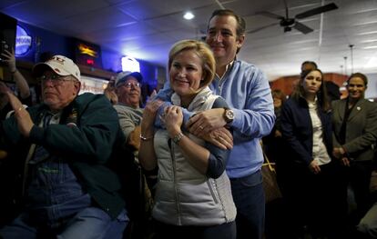 El candidato republicano, Ted Cruz, junto a su esposa Heidi, en Ringsted, en el Estado de Iowa, el 29 de enero de 2016.
