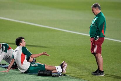 El entrenador de México, Tata Martino, dialoga con Hirving Lozano en un entrenamiento en Jor (Qatar). 