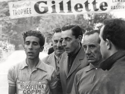 Bahamontes (i), en el Tour de 1959, junto a Coppi.