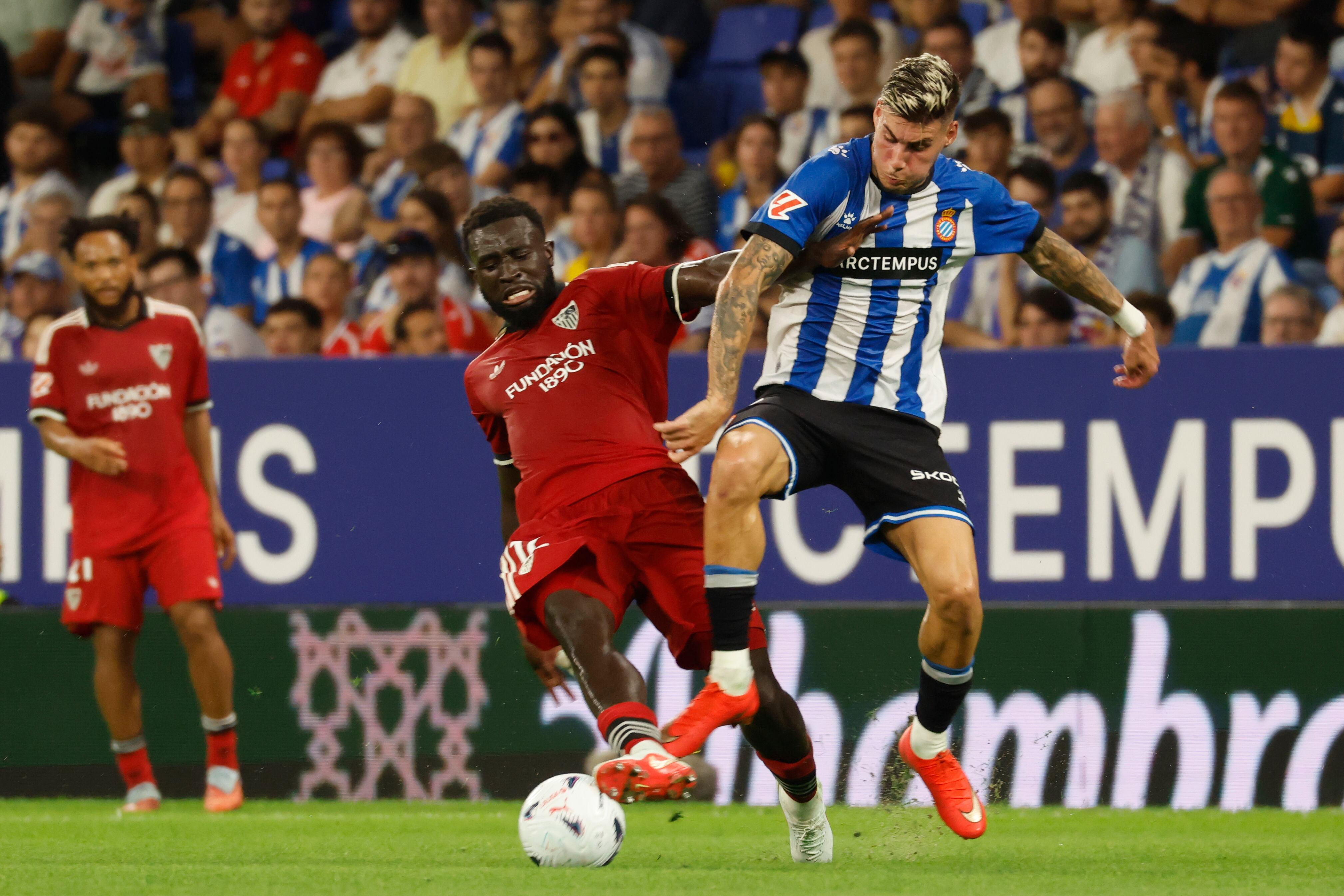 El Espanyol rescata un punto de infarto ante un Sevilla que resistió con uno menos