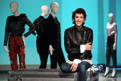 La diseñadora posa con algunas de sus creaciones para la firma Pedro del Hierro en Matadero.