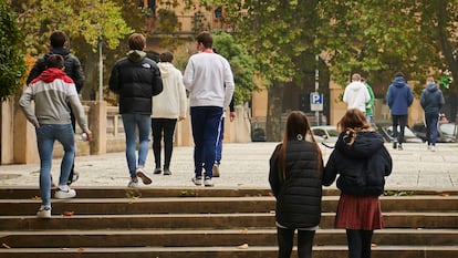 Alumnos de secundaria, este jueves en Pamplona durante la hora del almuerzo.