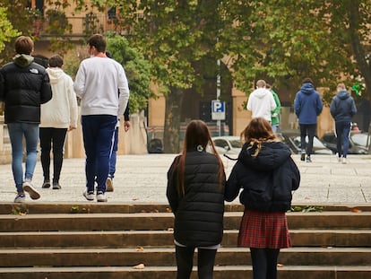 Alumnos de secundaria, este jueves en Pamplona durante la hora del almuerzo.