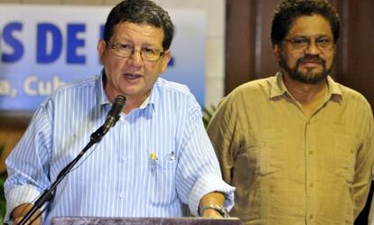 El segundo de las FARC, Luciano Marín, escucha al miembro de la guerrilla Pablo Catatumbo, en La Habana.