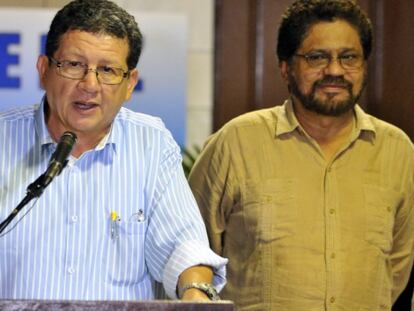 O segundo homem das FARC, Luciano Marín, escuta o membro da guerrilha Pablo Catatumbo, em Havana.