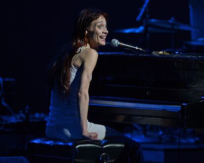 Fiona Apple durante una actuación en Miami.