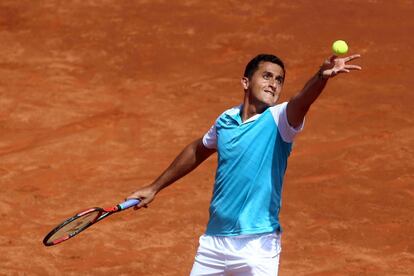 El tenista español Nicolás Almagro en un saque ante el alemán Alexander Zverev durante el partido disputado en la segunda jornada del Trofeo Conde de Godó.