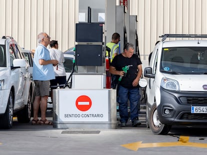 Usuarios en una gasolinera de Sevilla