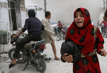 Una niña siria llora mientras huye de un ataque aéreo de las fuerzas prorrégimen, en la ciudad comercial de Kfar Ruma (Siria).