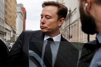 Elon Musk, dueño de Twitter, sale de la sede de Tesla en Washington el pasado mes de enero.