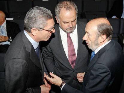 Alberto Ruiz-Gallardón, Ignacio Polanco y Alfredo Pérez Rubalcaba.
