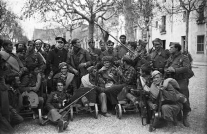 Tropa legionaria del Cuerpo del Ejército Marroquí posa en la plaza de Santa Magdalena, en Esplugues de Llobregat (Barcelona), junto a un guardia urbano el 26 de enero de 1939.