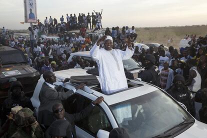 El presidente de Gambia, Adama Barrow, saluda desde un vehículo a las cientos de miles de personas que han acudido a recibirle en el aeropuerto de Banjul (Gambia). Hace su entrada en el país una semana después de jurar el cargo.