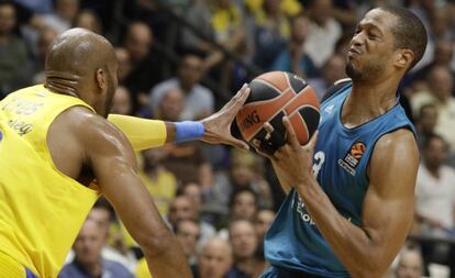 Randolph ante Alex Tyus.