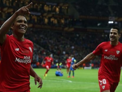 Bacca celebra uno de los goles.