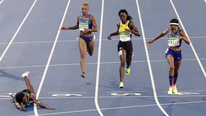 Final dos 400 metros. Shaunae Miller (à esquerda) vence as adversárias atirando-se sobre a linha de chegada