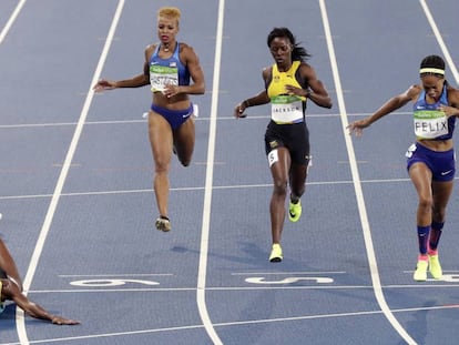 Final dos 400 metros. Shaunae Miller (à esquerda) vence as adversárias atirando-se sobre a linha de chegada