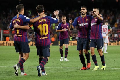 Coutinho, Messi, Suárez y Alba celebran la consecución del tercer gol al Alavés.