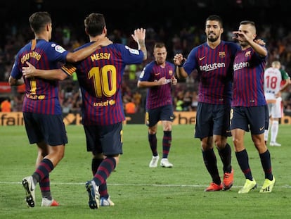 Coutinho, Messi, Suárez y Alba celebran la consecución del tercer gol al Alavés.