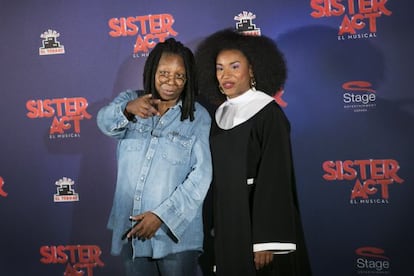 Whoopi Goldberg i Mireia Mambo al panell publicitari del musical 'Sister Act'.