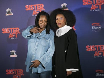 Whoopi Goldberg i Mireia Mambo al panell publicitari del musical 'Sister Act'.