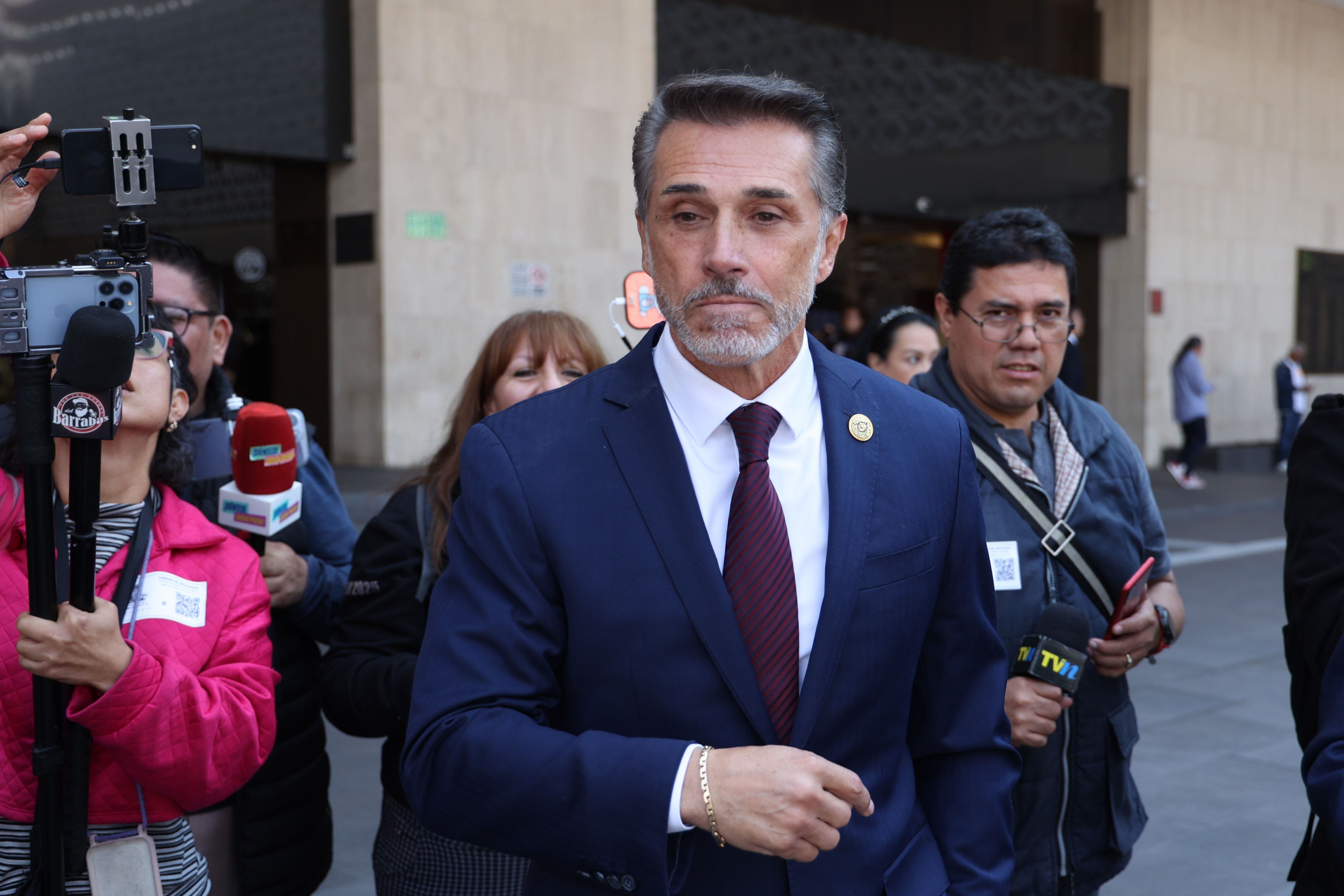 Sergio Mayer, la telenovela de la simulación en Morena