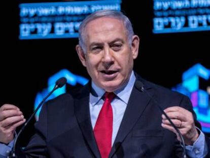 El primer ministro israelí sigue a flote con el apoyo de su coalición, pese a las acusaciones de corrupción, mientras no le impute el fiscal