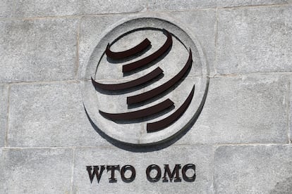 Un logotipo se muestra en la sede de la Organización Mundial del Comercio (OMC) en Ginebra, Suiza.