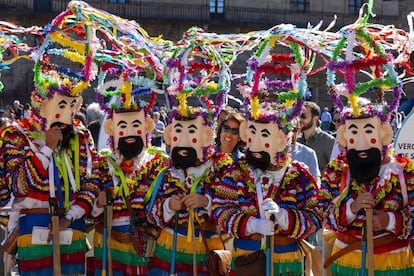 Los Vellarons son las máscaras del carnaval del pueblo de Castrelo de Cima del Ayuntamiento de Riòs (Ourense). Salían por las aldeas del pueblo y azotaban con un palo a los vecinos que le contestaban “Viejo, viejo, vellaron, mete los cuartos en la bolsa”.