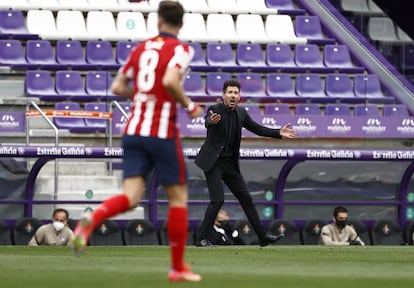 El entrenador del Atlético de Madrid, Diego Simeone, durante la primera parte del partido frente al Villarreal.