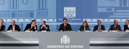 José Manuel Lara, Antonio Brufau, Juan Rosell, Alfredo Pérez Rubalcaba, Zapatero, Elena Salgado, César Alierta y Emilio Botín, en un momento de la reunión en La Moncloa.