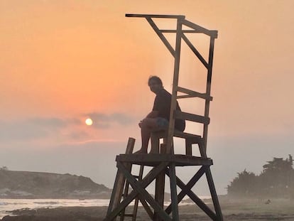 El ilustrador Juanjo Fernández en un playa en Chile.