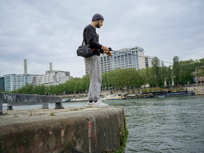 Matéo, pescador ocasional, recomienda no comerse los peces del Sena.
