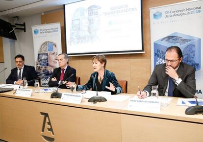 De izquierda a derecha: Jordi Albareda, decano de Lleida; José María Alonso, decano de Madrid; Victoria Ortega, presidenta del CGAE; y Javier Garicano, decano de Valladolid. 