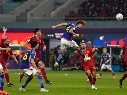 Itakura remata el balón por encima de los jugadores españoles en el partido de este jueves.