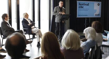 El director literario del festival Eñe, Luisgé Martín (de pie), con Alberto Anaut, director de La Fábrica, y Juan Barja, del Círculo de Bellas Artes.