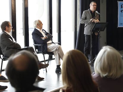 El director literario del festival Eñe, Luisgé Martín (de pie), con Alberto Anaut, director de La Fábrica, y Juan Barja, del Círculo de Bellas Artes.