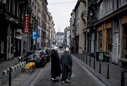 Debajo, dos hombres con vestimenta magrebí caminan por este barrio en el corazón de Bruselas donde se concentran más de 20 mezquitas.