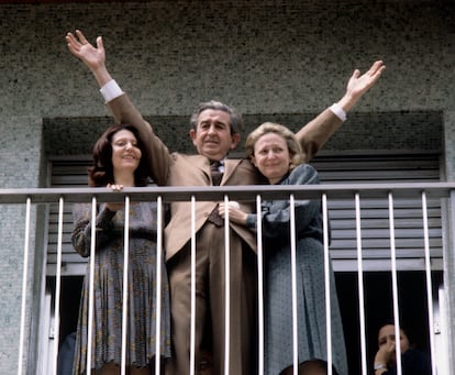 Luis Suñer, abrazado a su mujer y su hija, en el balcón de su casa en Alzira (Valencia), el 14 de abril de 1981, tras el fin del secuestro por la banda terrorista ETA. EFE
