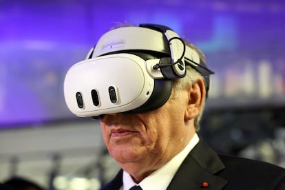François Bayrou, primer ministro francés, con un casco de realidad aumentada, en París el día 16.