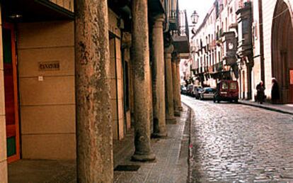 Una calle del centro de Cervera, ayer, desierta.