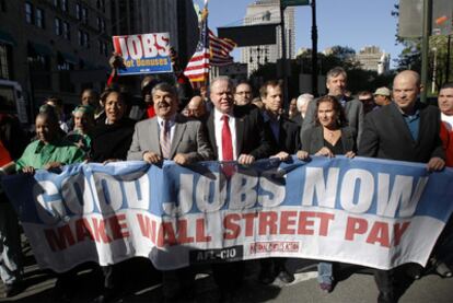 Manifestantes en Nueva York exigen a las entidades de Wall Street que rindan cuentas.