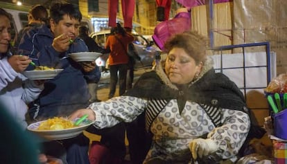 Un puesto callejero en La Paz sirve comida a varias personas.