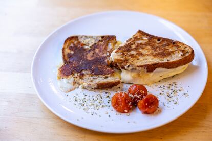 Sándwich en carta: 'grilled cheese'.