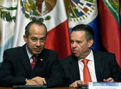 El presidente de México, Felipe Calderón, (izquierda) y el ya ex fiscal general del Estado, Eduardo Medina, (derecha) en una foto de archivo de octubre de 2008.