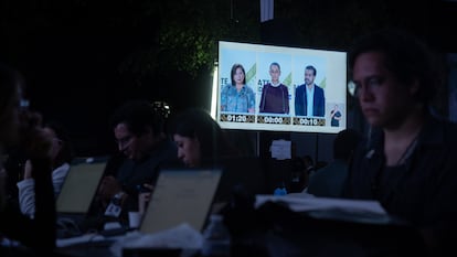 Periodistas observan el segundo debate presidencial en los Estudios Churubusco, en Ciudad de México, el 28 de abril.