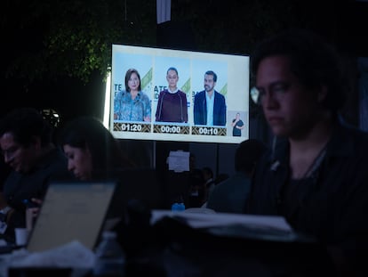 Periodistas observan el segundo debate presidencial en los Estudios Churubusco, en Ciudad de México, el 28 de abril.