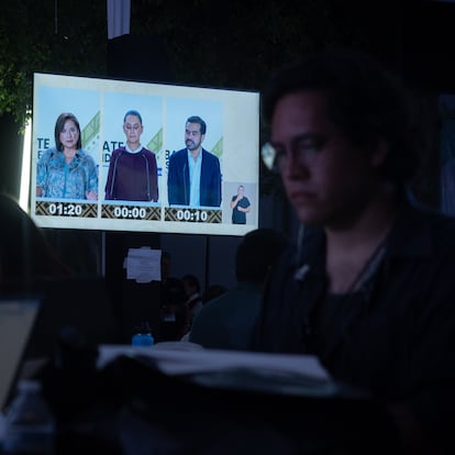 Periodistas observan el segundo debate presidencial en los Estudios Churubusco, en Ciudad de México, el 28 de abril.